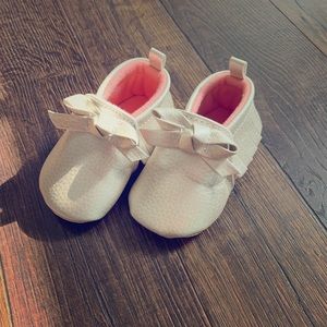 💕✨ Baby Girl Cream Mocassin-Style Crib Shoes✨💕